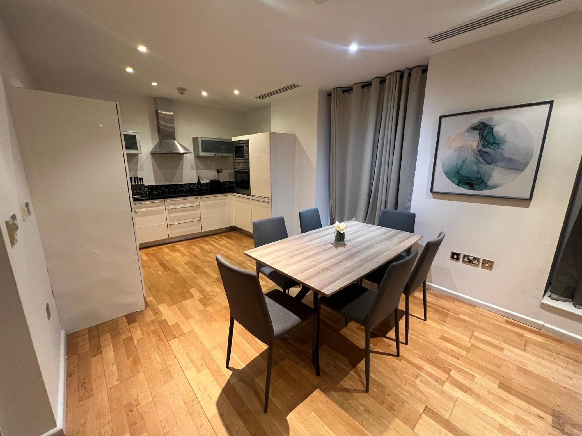 Panoramic View In Canary Wharf Penthouse